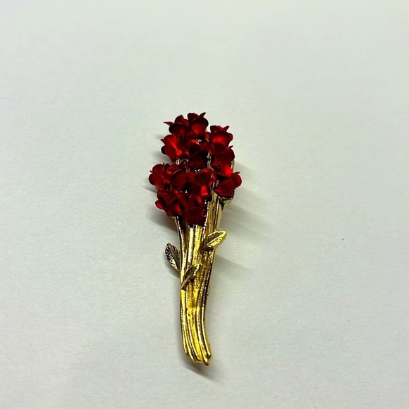 Rose Bouquet Vintage signed DM97 Red Rose Gold Tone Bouquet Brooch 1 Dozen Roses - Picture 1 of 10